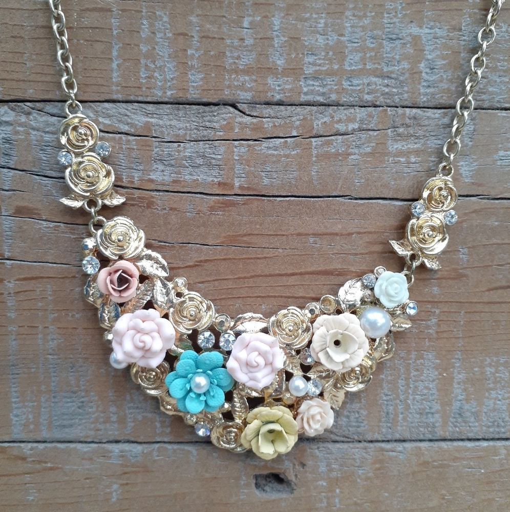 Antique brooch look flower Necklace